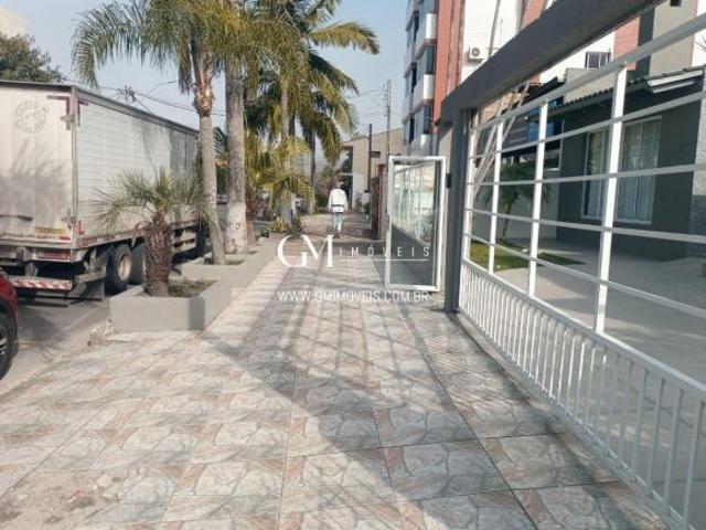 Ampla Casa no Centro de Torres com 5 Dormitórios, Piscina, Reformada