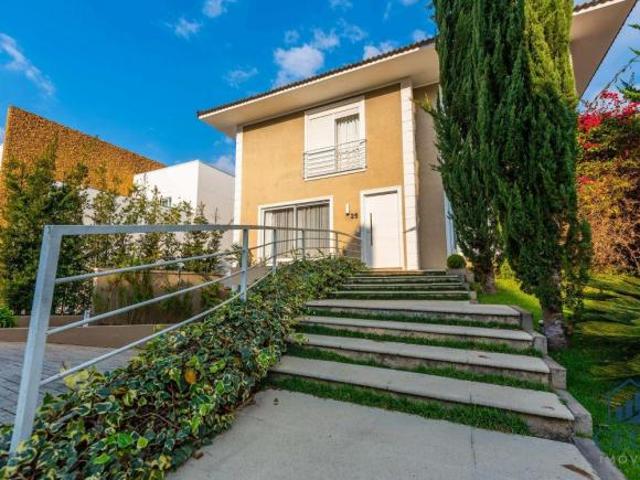 Ampla Casa com Vista Panorâmica e Acabamento de Alto Padrão!