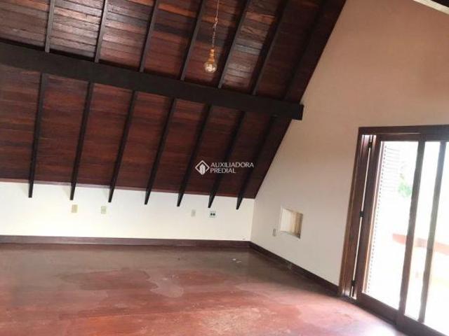 Ampla casa com 4 dormitórios, sendo 2 suítes