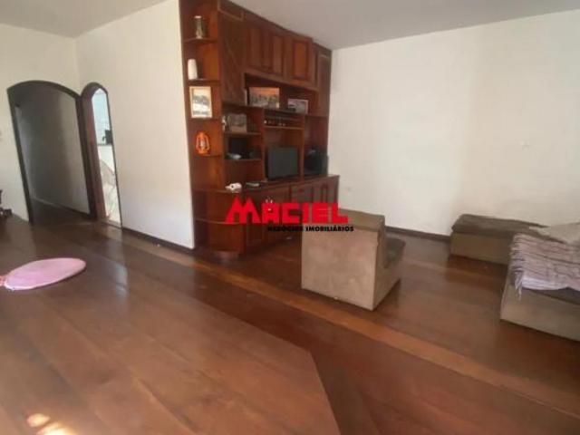 Ampla casa com edícula, piscina e rendimento garantido no Bosque dos Eucaliptos