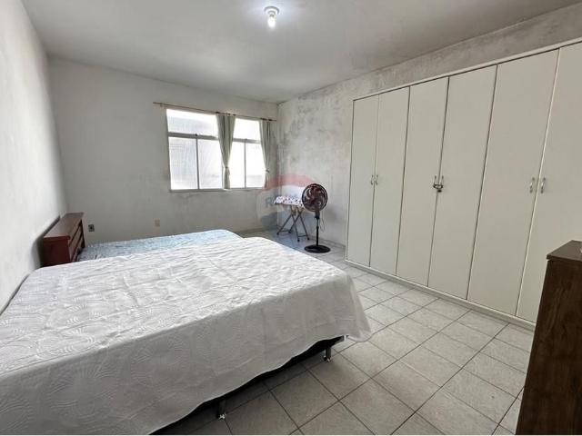 Ampla casa, com garagem, cinco quartos, cinco banheiros, suíte, ampla cozinha e área de serviço
