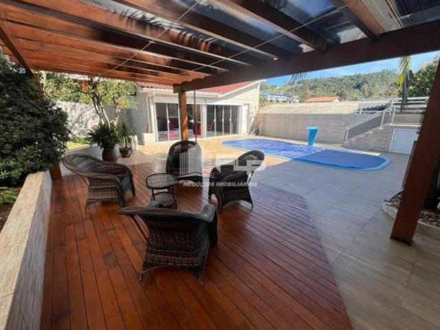 AMPLA CASA COM LINDA ÁREA DE LAZER | BOM PRINCÍPIO