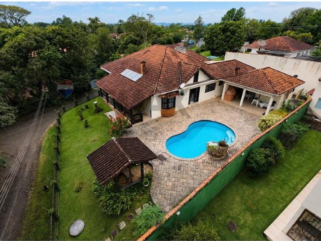 Ampla casa com piscina e área gourmet no Jardim Martinelli – Penedo/RJ