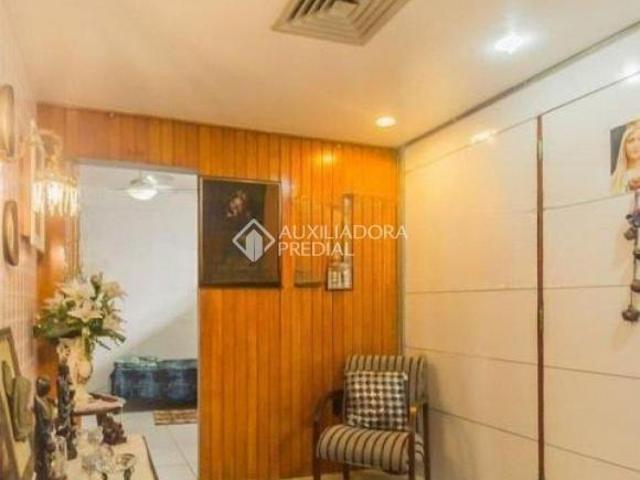 Ampla casa de esquina na Av. Palmeira