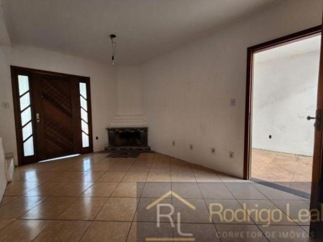 Ampla Casa Sobrado junto a Avenida principal do bairro