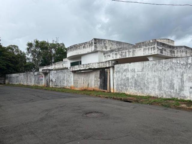 Ampla e espaçosa casa situada na parte alta e nobre do bairro Santa Marta