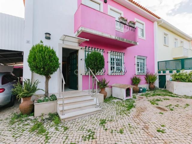 Ampla Moradia de 6 Quartos nos Olivais Velho.Conforto e Espaço em Localização Privilegiada