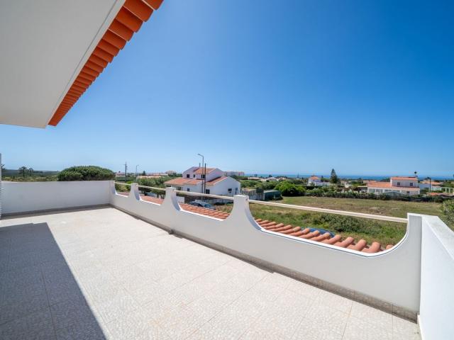 Ampla moradia perto das praias