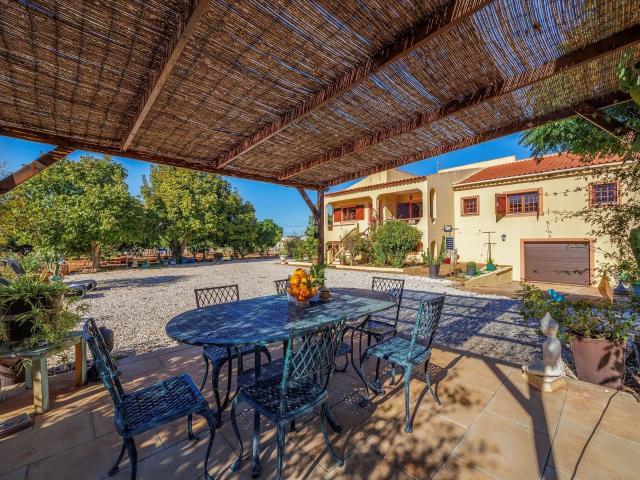 Ampla moradia V5 4+1 de estilo tradicional, com cave, situ. 392m² São Bartolomeu De Messines