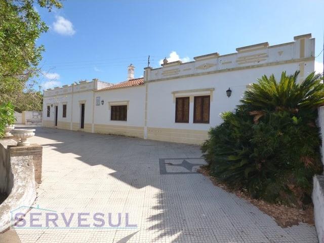 Ampla quinta com casa típica, localizada a 5 minutos do Amendoeira Golf Resort e a 15 minutos da histórica cidade de Silves