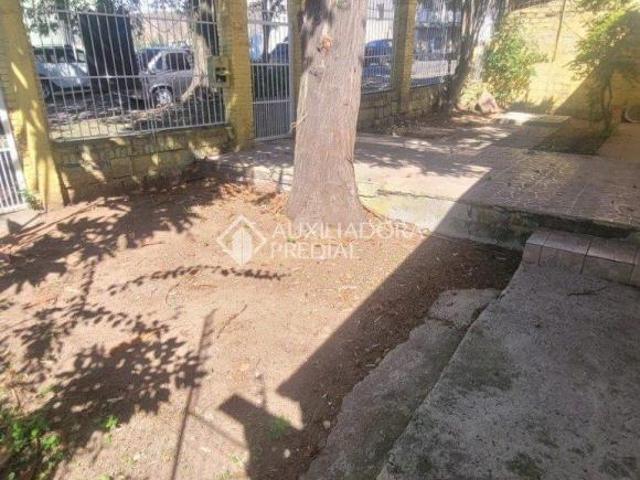Ampla residência em Rua Calma e arborizada, atrás do Hospital Cristo Redentor. Terreno de 522m²