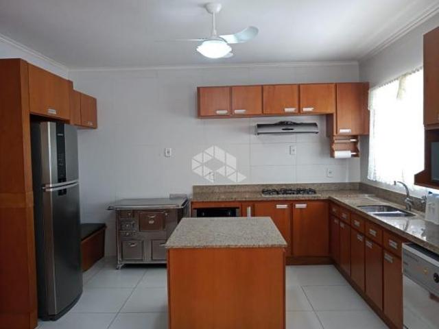 Ampla residencia em terreno de !.225 m2 no centro de Canela