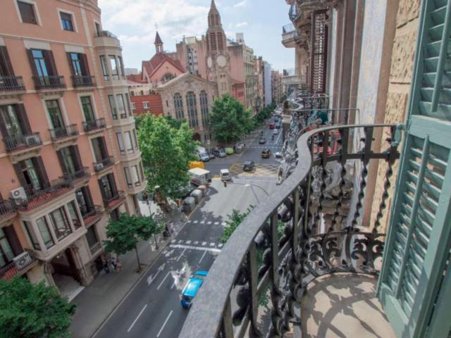 Ample and luminous double bedroom with a balcony, near the Passeig de Gràcia metro