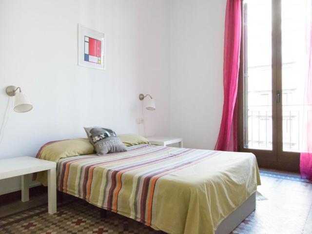 Ample double bedroom in a 5 bedroom apartment close to the Girona metro station