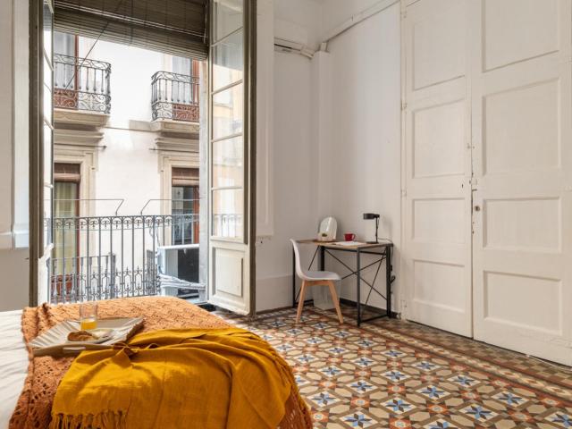 Ample double bedroom in Ciutat Vella