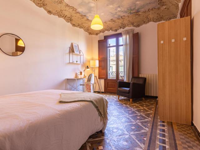 Ample double bedroom in Dreta de l'Eixample