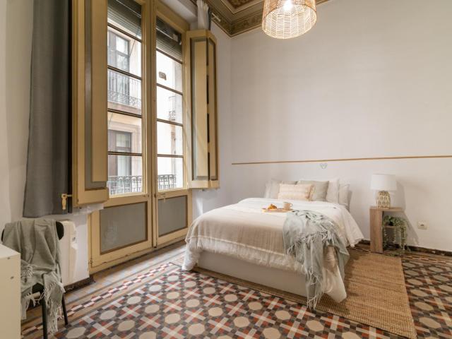 Ample double bedroom in historic Barri Gotic