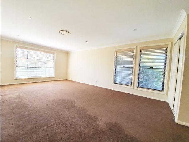 AMPLE FAMILY LIVING IN HOLMWOOD ESTATE