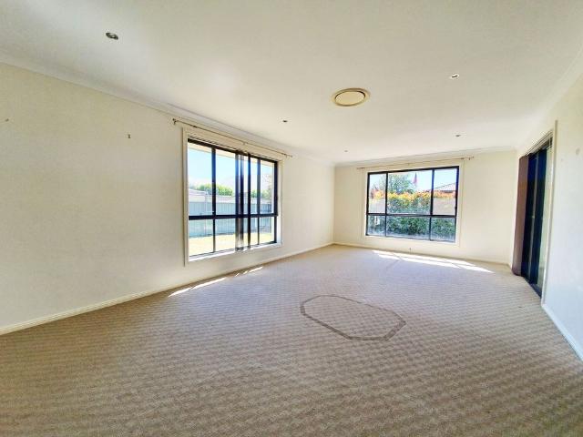AMPLE FAMILY LIVING IN HOLMWOOD ESTATE
