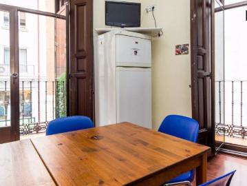 Ample room in 12 bedroom apartment with tv, Puerta del Sol
