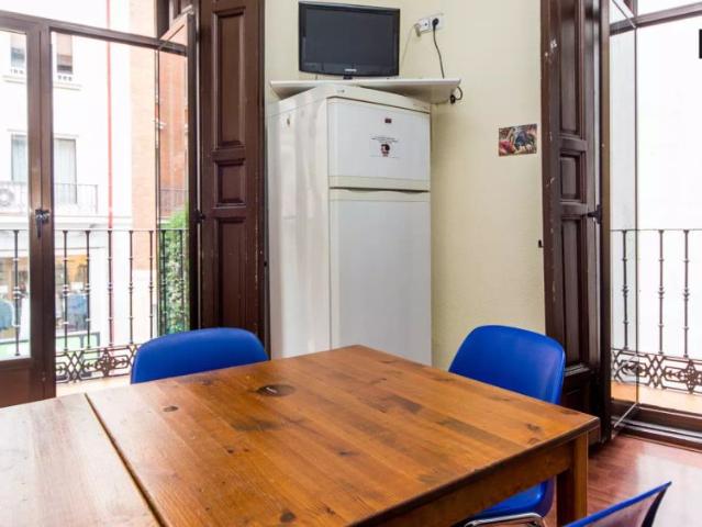 Ample room in 12 bedroom apartment with tv, Puerta del Sol