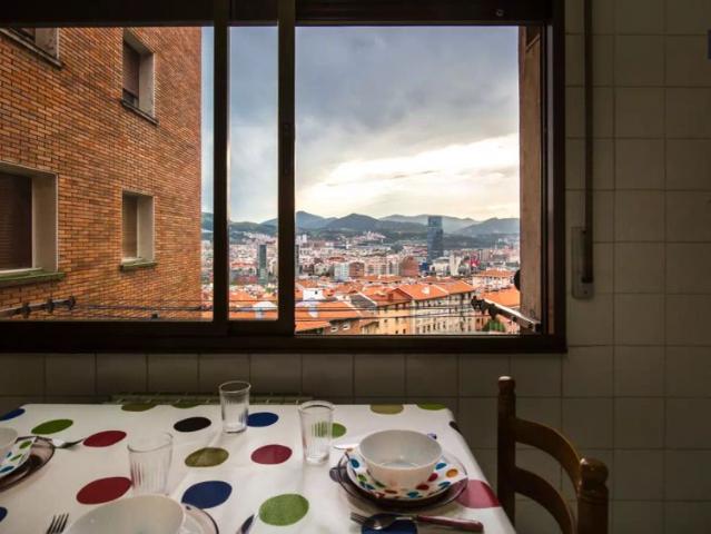 Ample room with couples allowed in 3 bedroom apartment, Uribarri