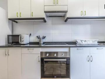 Ample room with standalone wardrobe in shared apartment, Eixample