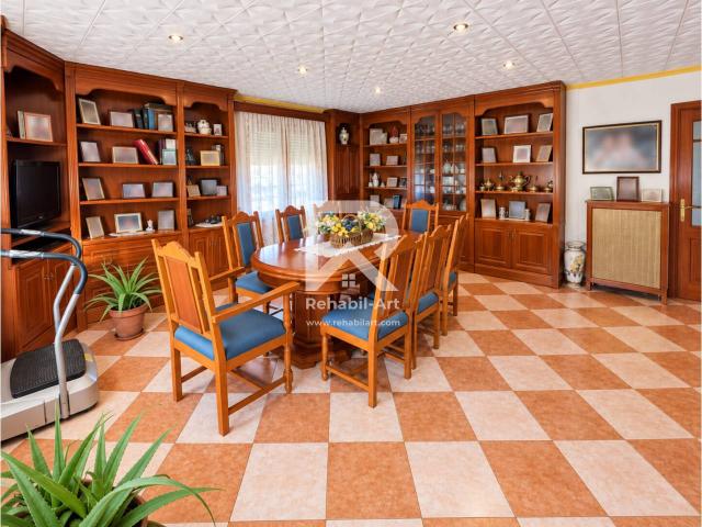 Ampli piso de 150 m² con 5 habitaciones y gran terraza de 50 m² en Manlleu