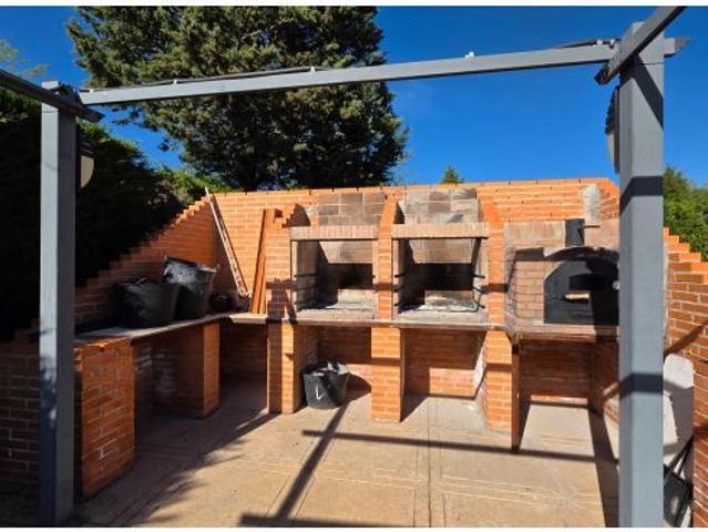 Amplio chalet con piscina y placas solares