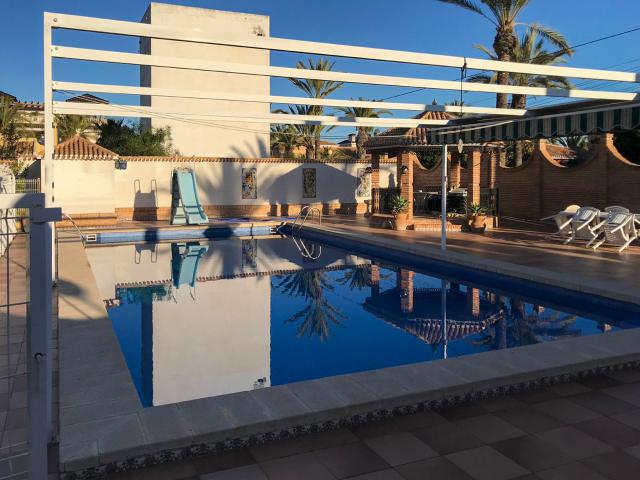 Amplio Chalet Independiente con Gran Jardín, Piscina y Garaje en Orihuela Costa