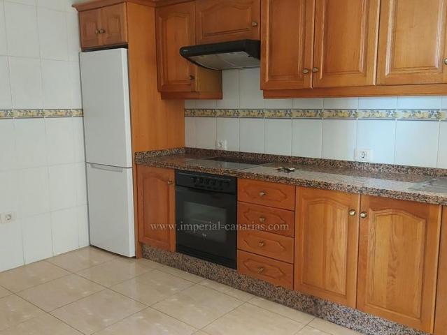 Amplio adosado con tres dormitorios, dos baños y un aseo, gran garaje. Sin muebles