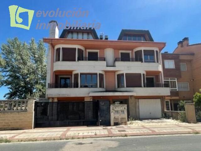 PARA REFORMAR Amplio Adosado en Briviesca: Espacio y Comodidad a tu Alcance.Burgos