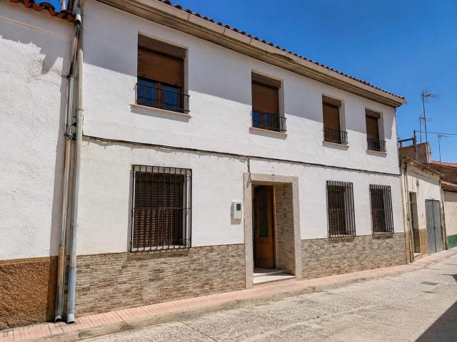 Amplio Adosado en Puebla de Soto por solo €118,000 las fotos no son originales, si intgeresa la vivienda enviamos las fotos originales