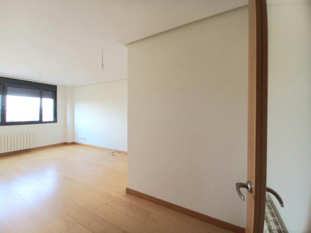 AMPLIO APARTAMENTO COMPLETAMENTE EXTERIOR CON GARAJE Y TRASTERO