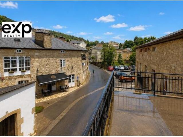 Amplio apartamento con gran terraza, garaje y finca privada junto al río Xunco Sargadelos – Cervo