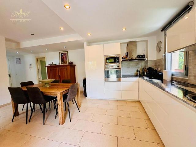 Amplio apartamento con terraza y piscina en Mascarat, Altea