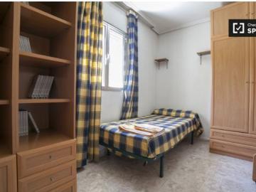 Amplio apartamento de 3 dormitorios con balcón en alquiler en Macarena Norte