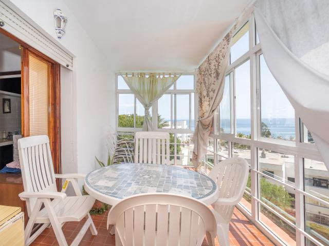 Amplio apartamento de 3 dormitorios en Estepona Puerto con piscina comunitaria y garaje