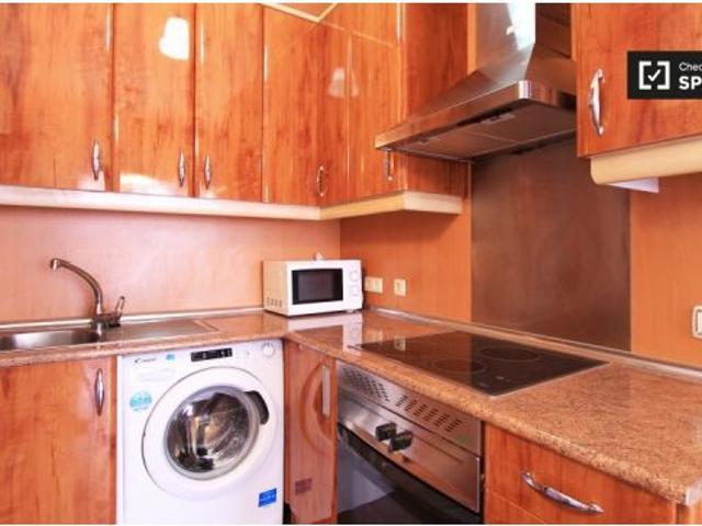 Amplio apartamento de 1 dormitorio con aire acondicionado en alquiler en Lavapiés