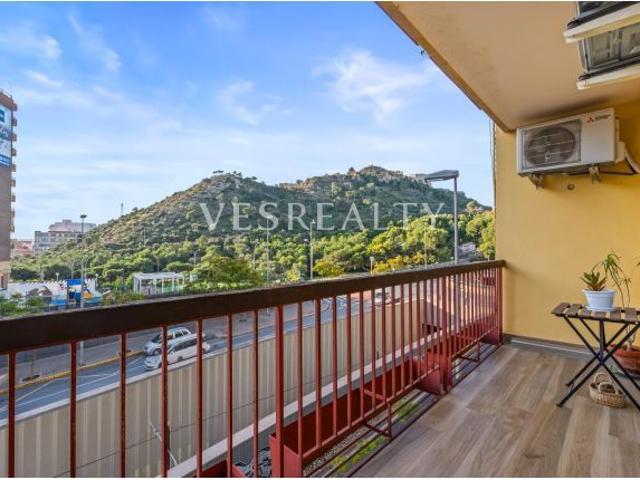 Amplio apartamento en alquiler con balcones y cerca de la playa – Garbinet / Parque de las Avenidas