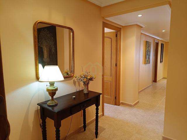 Amplio apartamento en el centro de Torrevieja ofrece un amplio espacio habitable y comodidades con 5 dormitorios y 3 baños