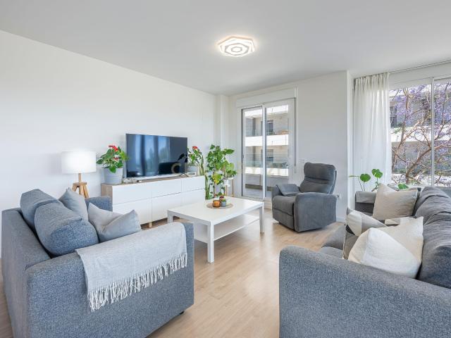 Amplio apartamento en La Campana, Nueva Andalucía con vistas al mar!