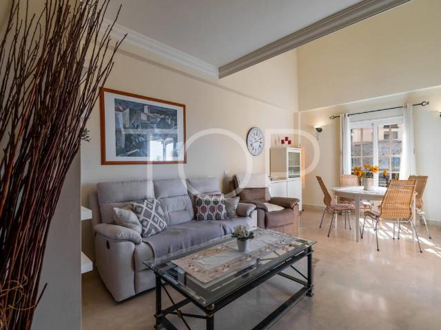 Amplio ático de dos dormitorios con vistas al mar en la excl. 100m² Playa de los cristianos
