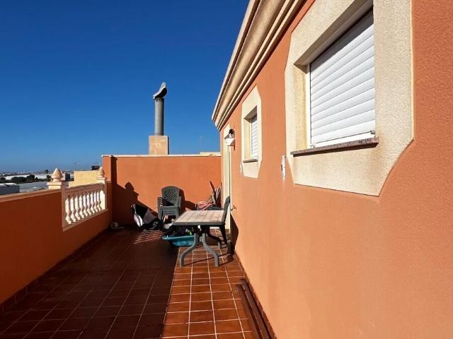 Amplio Ático en La Cañada con Vistas al Mar y Terraza