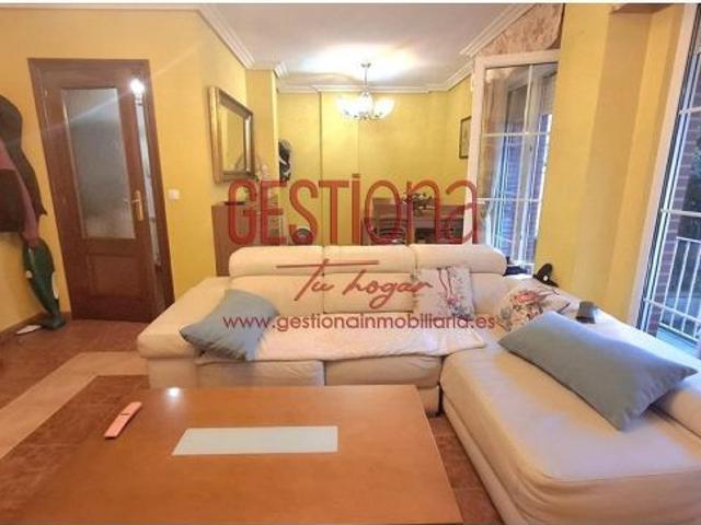 AMPLIO BAJO DE 3 HABITACIONES, CON TERRAZA JARDÍN A ESCASOS METROS DE LA PLAYA. ORIÑON