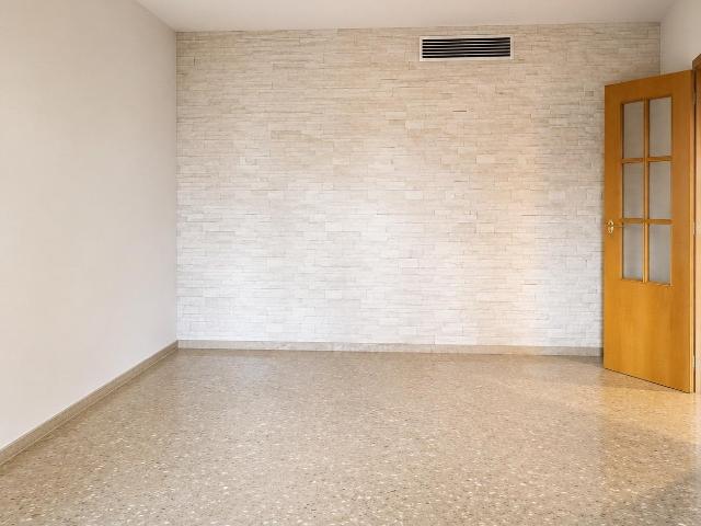 Amplio bajo sin muebles con dos patios privados, piscina y pádel en Paterna