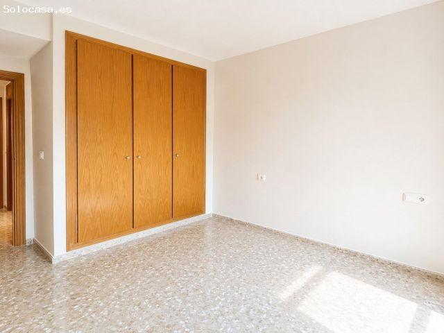 Amplio bajo sin muebles con dos patios privados, piscina y pádel en Paterna
