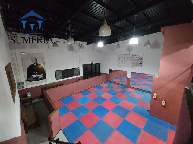 Amplio Dojo con oficinas y habitaci?n