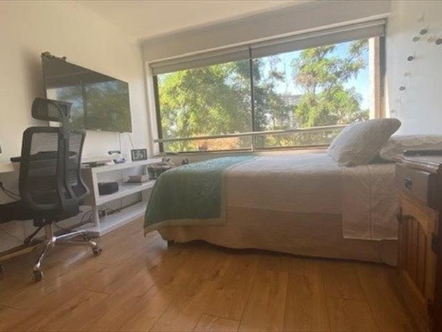 Amplio dormitorio en suite/ muy independiente iluminado/ Baño privad con estacionamiento