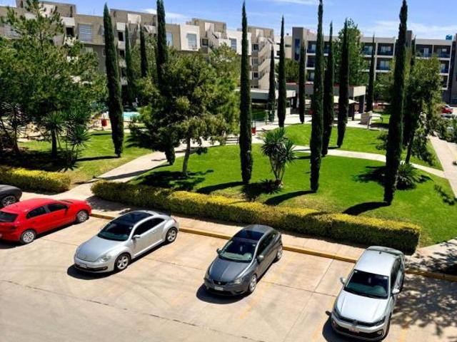 Amplio Depa en venta en Leon. 3 recámaras. Zona hospitales salida a Silao. Privada alberca gym